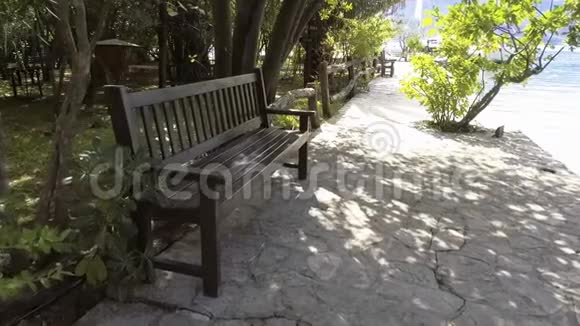 海边公园的木制长凳视频的预览图