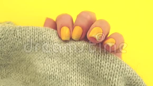 女性手黄指甲设计毛衣华丽优雅的皮毛慢动作时尚视频的预览图