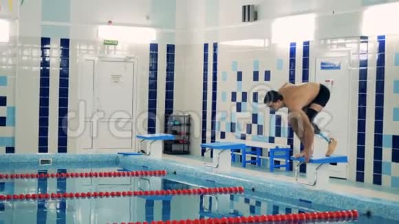 专业游泳运动员穿着假肢侧视视频的预览图