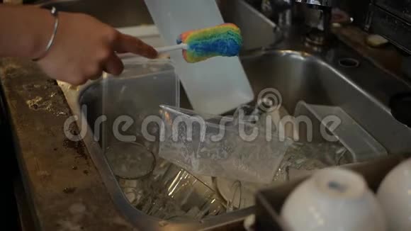 工人在餐厅厨房洗碗视频的预览图