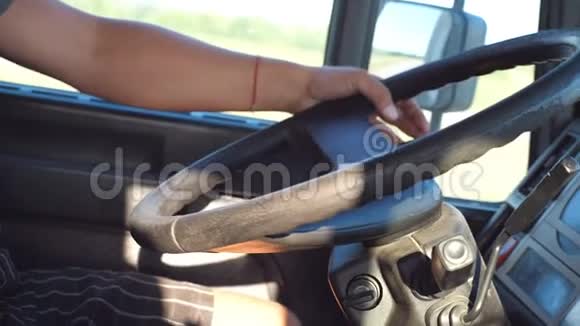 当他开车时卡车司机的手臂在舵上男性手握大方向盘同时驾驶卡车卡车司机在里面视频的预览图
