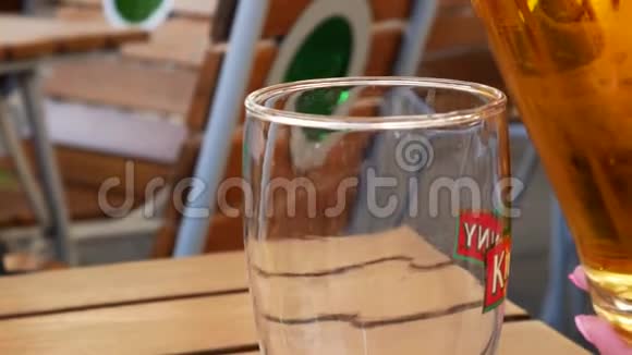 一个罐子里的啤酒被倒进玻璃杯里街头爱尔兰酒吧背景关门视频的预览图