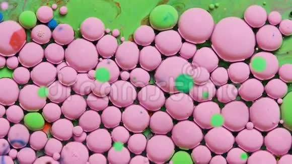 绿色和粉红色的油墨反应形成一个美丽的结构油漆气泡视频的预览图