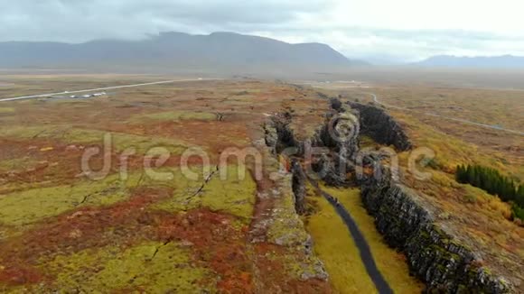 冰岛的秋季景观山背景上的岩石峡谷无人机射击视频的预览图
