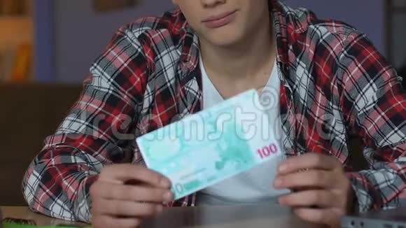 男大学生把欧元钞票放进储蓄罐未来财富存款视频的预览图
