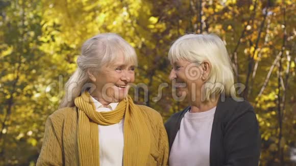 两个老女人在镜头前微笑信任的关系朋友的生活理念视频的预览图