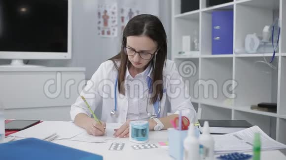医生用铅笔写处方治疗医生把铅笔插入电子卷笔刀视频的预览图