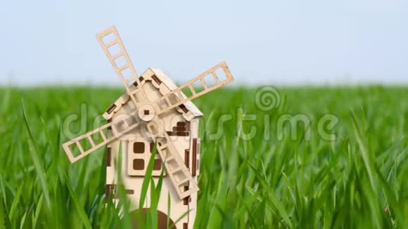 风车矗立在绿草中视频的预览图