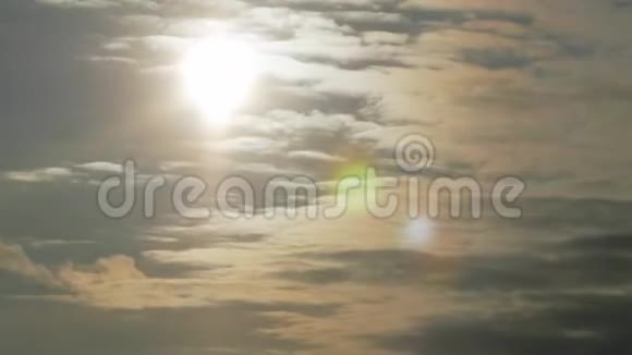 美丽的夕阳在天空中时间流逝视频的预览图