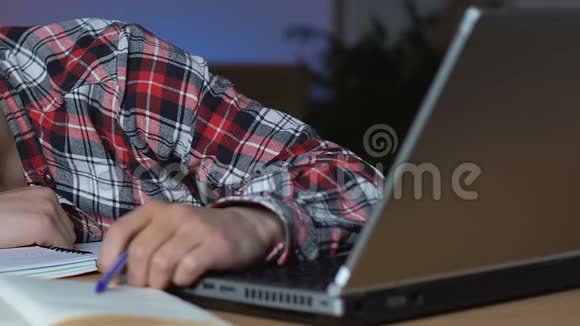 年轻人在学校课桌上打盹教育无聊考试疲劳视频的预览图