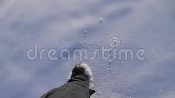 男人穿过深深的雪视频的预览图
