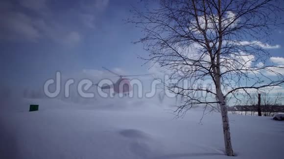 降落直升机MI2在积雪的直升机停机坪上视频的预览图
