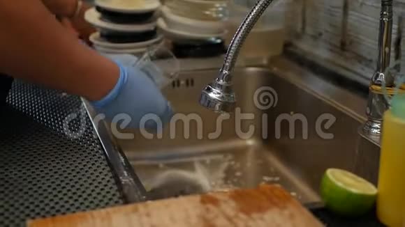 工人在餐厅厨房洗碗视频的预览图