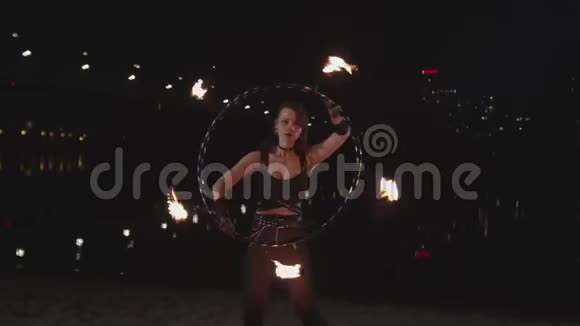 时尚的女火手用火呼拉圈表演视频的预览图