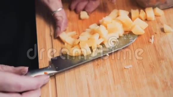 那个女孩把切好的土豆用刀子放在碗里准备沙拉视频的预览图