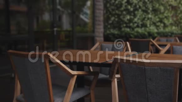 户外咖啡馆的空木椅视频的预览图