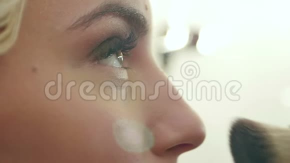 将化妆粉用大刷子涂在脸上视频的预览图