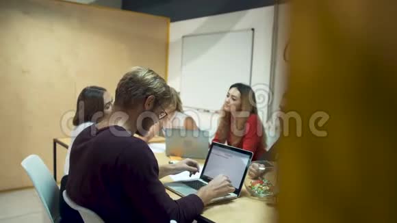 年轻的成功企业家团队正在新的创业公司工作并在办公室会议室讨论新的想法视频的预览图