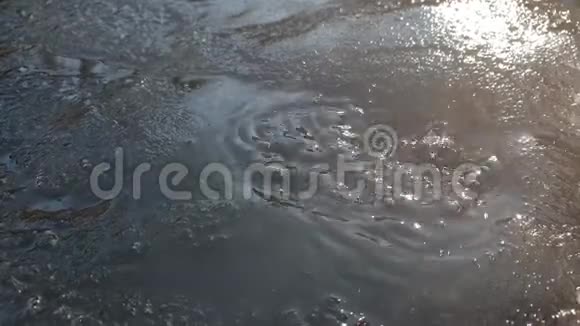 雨水因缺乏淡水气候变化问题雨水滴落到生锈的桶里春天解冻视频的预览图