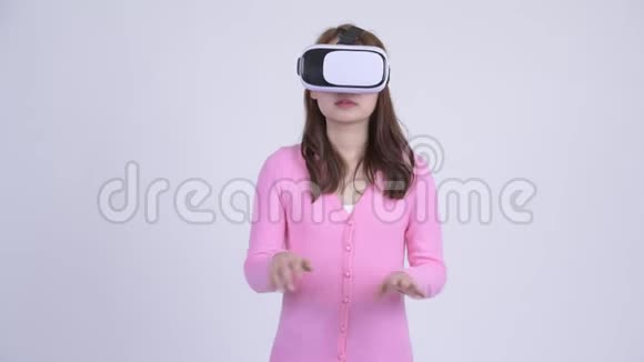 年轻漂亮的亚洲书呆子使用虚拟现实耳机视频的预览图