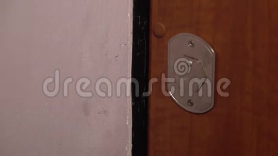 一个人用钥匙打开一房子的门然后进入视频的预览图