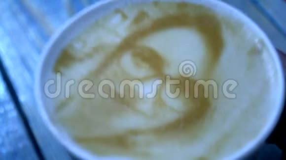 3D打印机制作的泡沫咖啡拿铁女人的脸视频的预览图