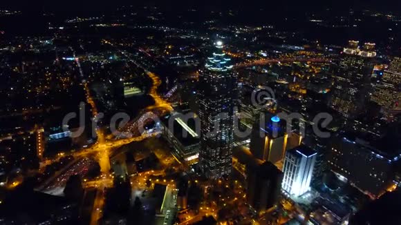 夜宿亚特兰大中央商务区Suntrust广场景观高速公路交通灯实时时间视频的预览图