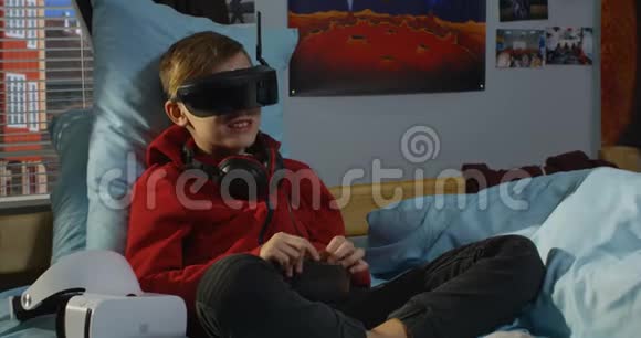 带VR耳机视频通话的男孩视频的预览图