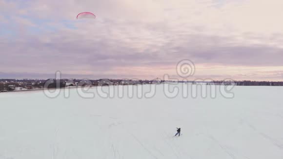 雪鸢上的人滑雪手持动作相机拍下自拍视频的预览图