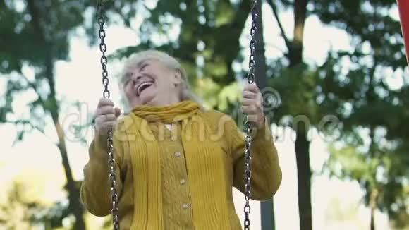 快乐的老女人摇曳着真诚地笑着一起回忆童年视频的预览图