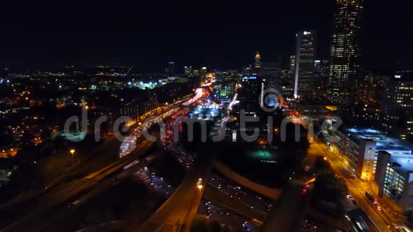 亚特兰大夜晚的天际线有高速公路立交桥前灯背光灯夜空照亮了市区视频的预览图