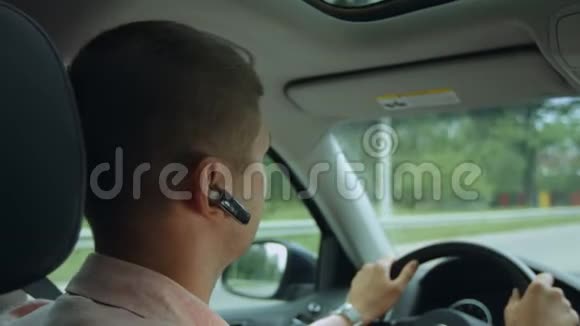 男子驾车在高速公路上行驶视频的预览图