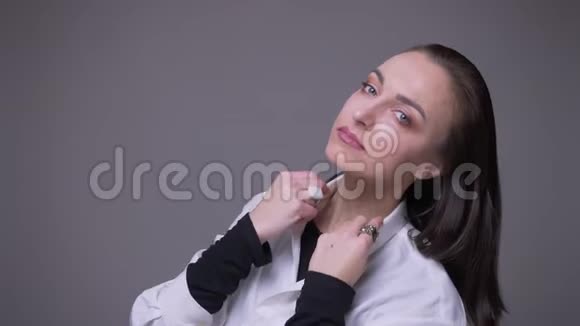 一位身着白色衬衫摆在镜头前的白种人成年女性形象特写视频的预览图