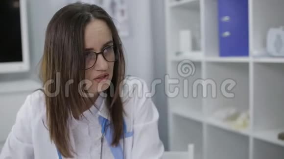 医生建议诊所里的病人医生在诊所的办公室工作视频的预览图