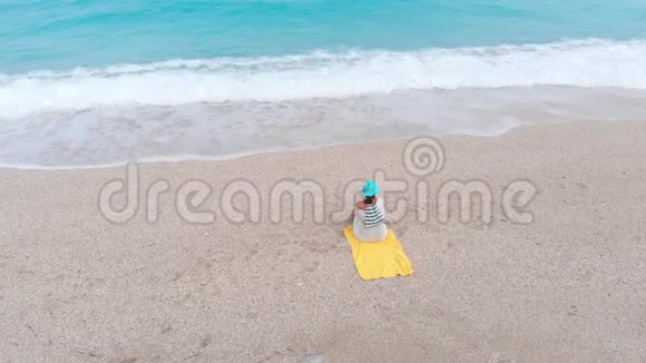 坐在沙滩上看波浪海的女人视频的预览图