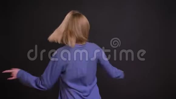 穿着正式服装的女人在黑色背景下微笑跳舞的肖像视频的预览图