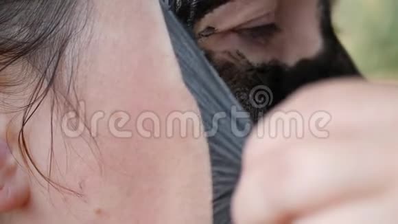 女性脸上布满了黑色面具将清洁膜从皮肤上移除视频的预览图
