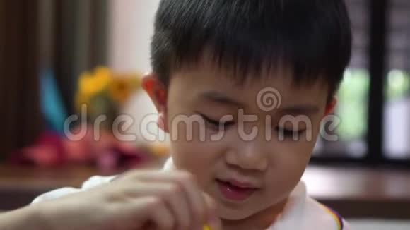 小男孩在家里吹泡泡和微笑视频的预览图