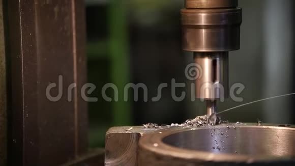 工业概念一种钻钻用金属制成一个洞视频的预览图