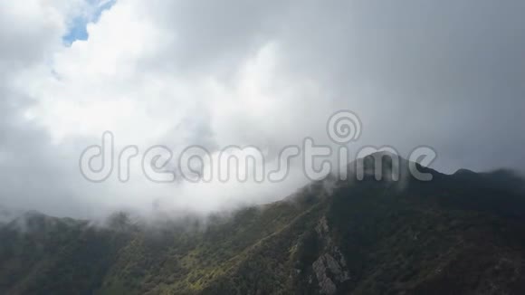 飞越美丽的山和云在特内里费加那利群岛从空中可以看到山区好雨的天气视频的预览图