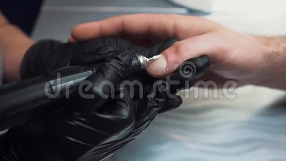 男人修指甲用美甲机为男士专业修甲一个在美容院修指甲的男人视频的预览图