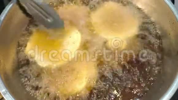 越南白肠猪肉煮油深煎视频的预览图