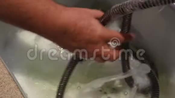 男性手清洁水槽中的CPAP油管视频的预览图