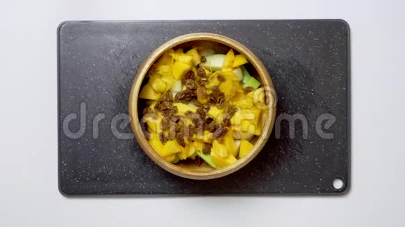 盘子里的新鲜南瓜苹果和米饭视频视频的预览图