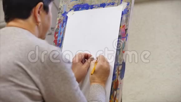 绘画过程在美术工作坊艺术家的手一个女艺术家的画画布上的素描视频的预览图