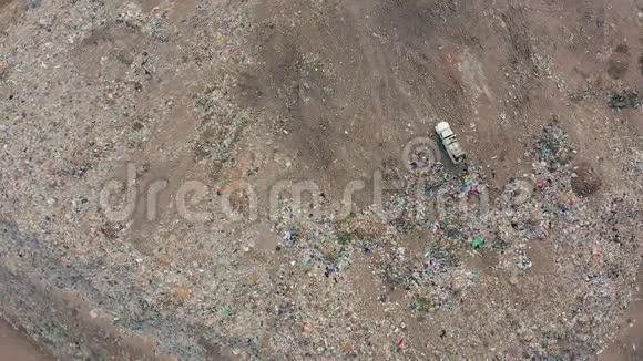 推土机将垃圾压实填埋人类生命的废物空中观景视频的预览图