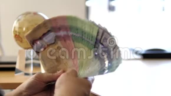 商界女性数加元钞票的动议视频的预览图