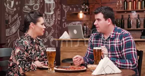 两个人边喝啤酒边吃披萨视频的预览图