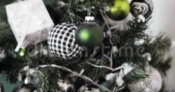 圣诞树上装饰着黑白银玩具新年风格视频的预览图