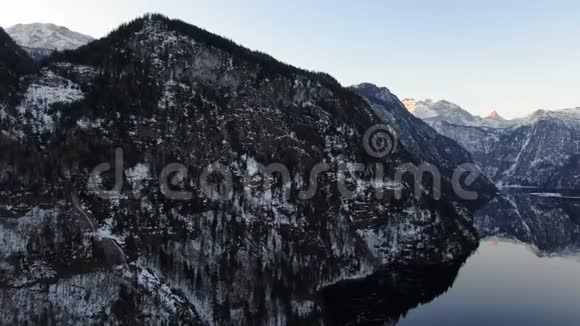 春天的早晨在4k的Konigssee湖附近的山上有五颜六色的天空视频的预览图